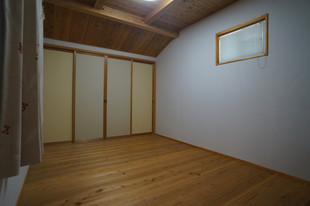 Mittelgroßes Asiatisches Kinderzimmer mit Spielecke, weißer Wandfarbe, braunem Holzboden, braunem Boden und Holzdecke in Sonstige