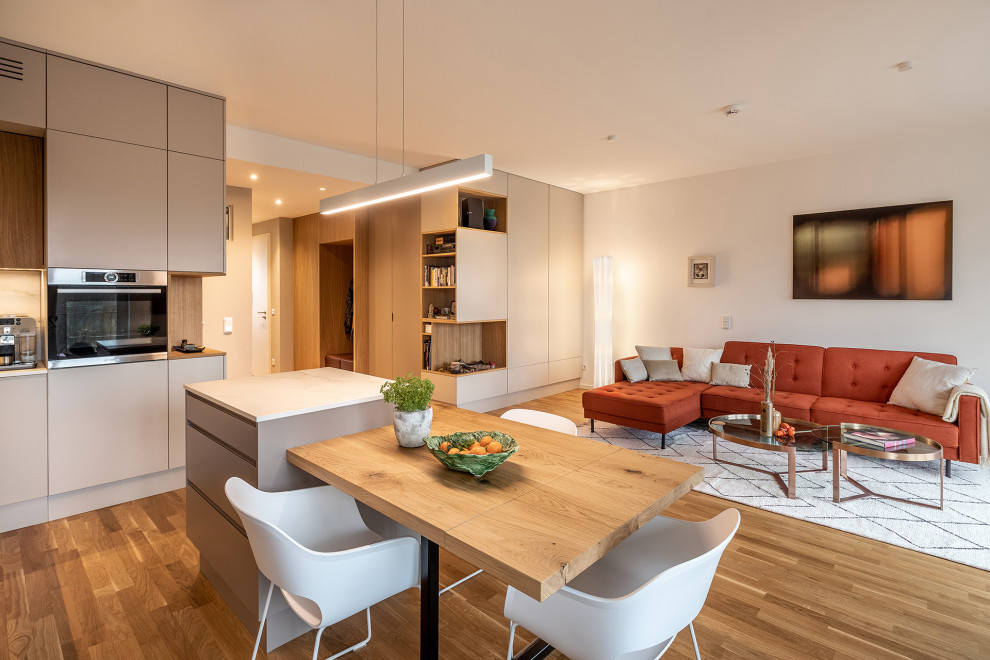Modernes Wohnzimmer im Loft-Stil mit beiger Wandfarbe und braunem Holzboden in Catania-Palermo