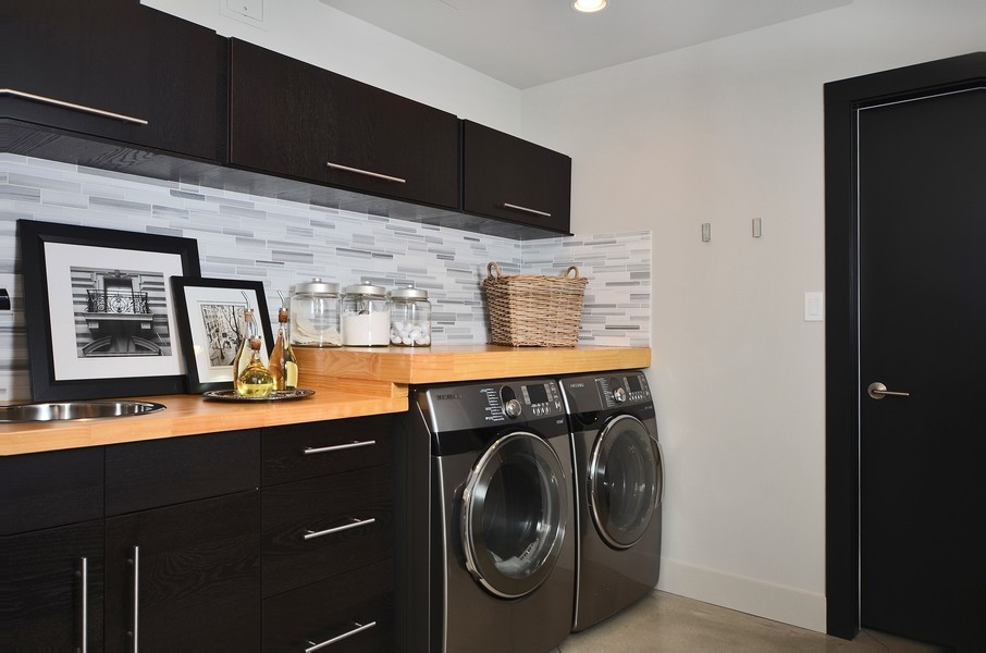 Contemporary laundry room in Vancouver.