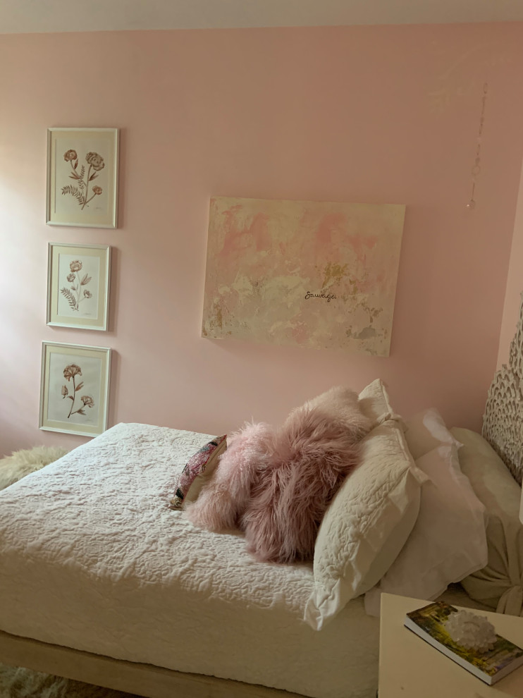 Inspiration for a small eclectic bedroom in Miami with pink walls, travertine floors and beige floor.