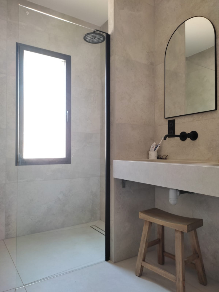 Inspiration pour une salle de bain principale design de taille moyenne avec une douche à l'italienne, un carrelage beige, un mur beige, un sol en carrelage de céramique, un plan vasque, un plan de toilette en carrelage, un sol beige, une fenêtre et meuble double vasque.