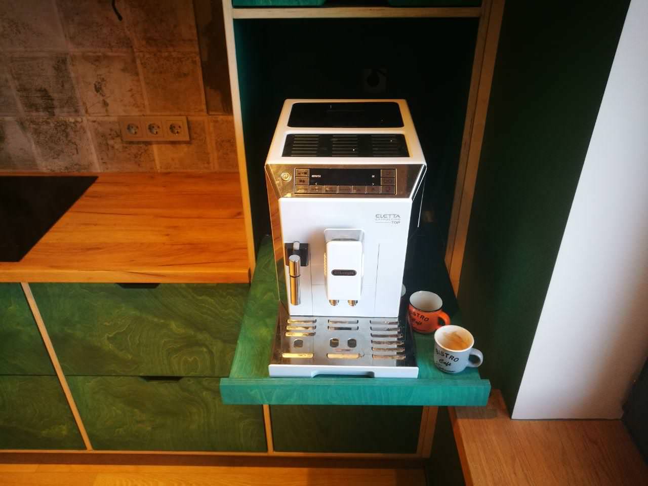 Кухня из фанеры с открытыми торцами ящиков.