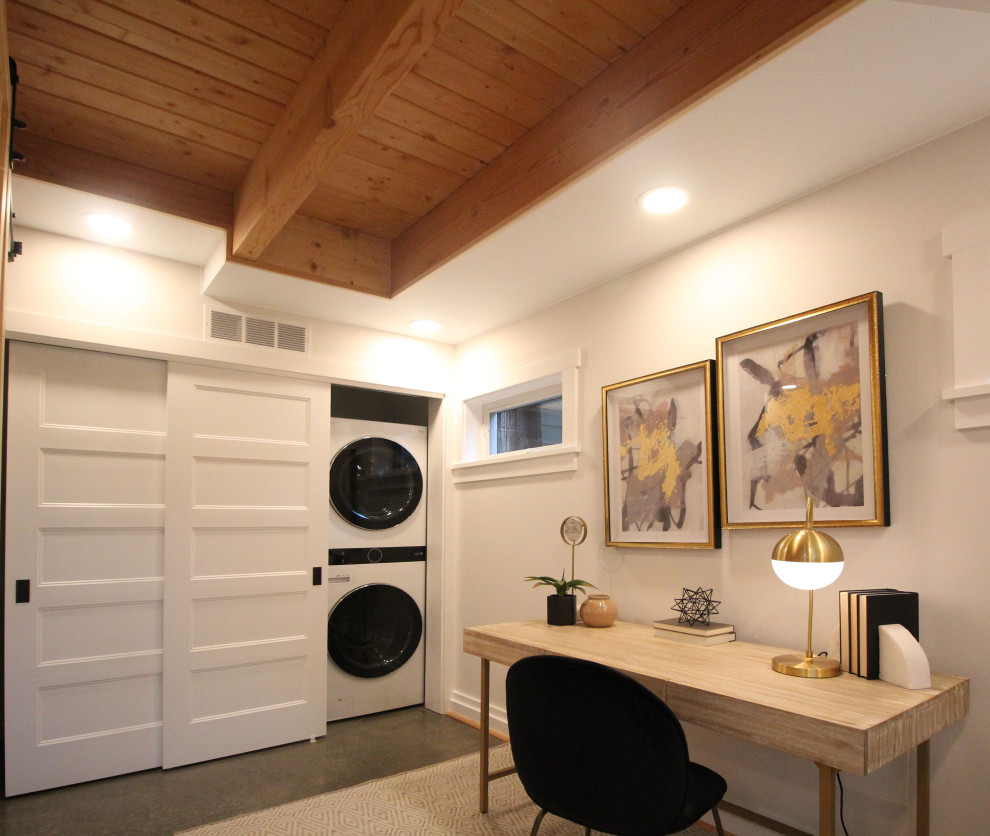 Стильный дизайн: маленький кабинет в современном стиле с бетонным полом и балками на потолке для на участке и в саду - последний тренд