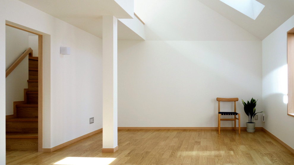 На фото: маленькая открытая гостиная комната в современном стиле с белыми стенами, полом из фанеры, коричневым полом, потолком с обоями и обоями на стенах без камина для на участке и в саду с