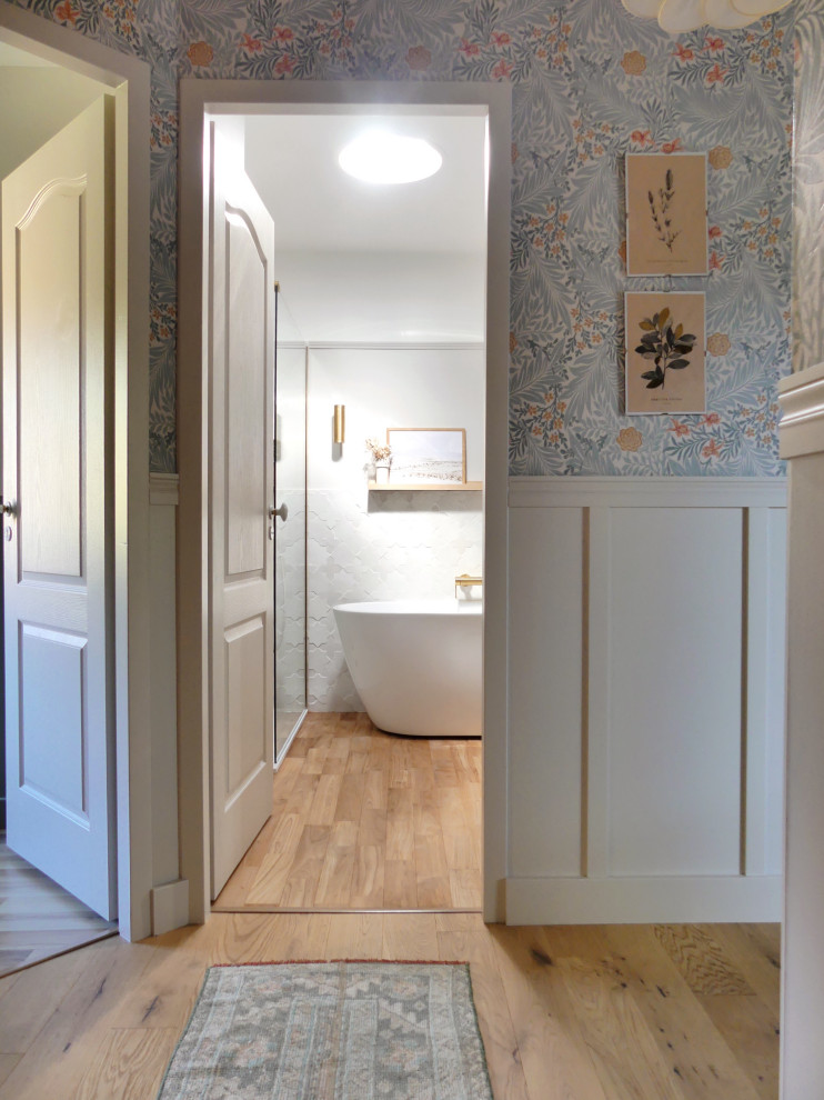 Inspiration pour un petit couloir marin avec un mur beige, parquet clair et du papier peint.