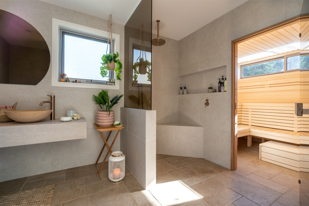 Diseño de cuarto de baño principal y doble escandinavo con puertas de armario beige, baldosas y/o azulejos grises, baldosas y/o azulejos de cemento, encimera de azulejos, suelo marrón y encimeras grises