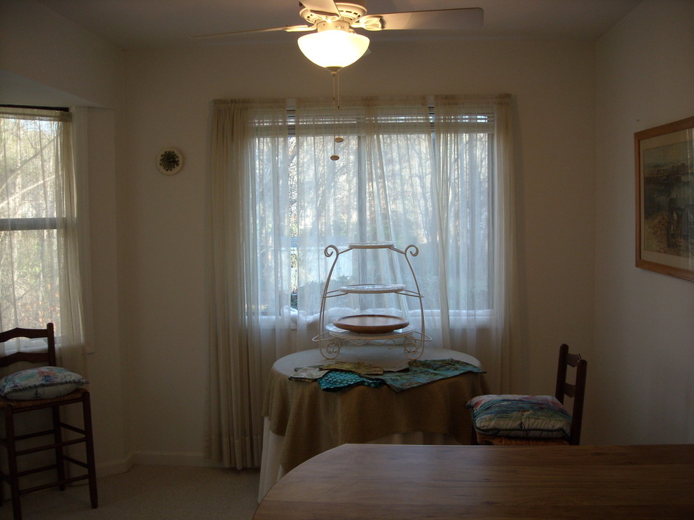Kitchen - transitional kitchen idea in Raleigh