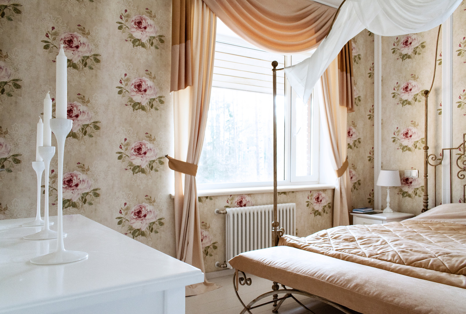 Спальня в светлых тонах.