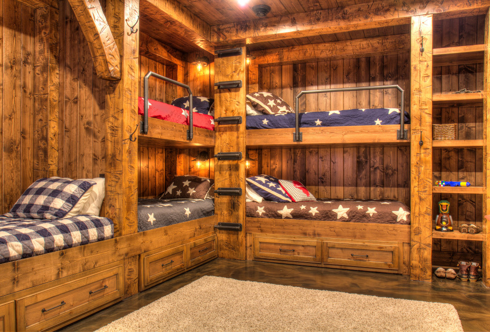 Aménagement d'une chambre d'enfant montagne de taille moyenne avec un mur marron, sol en béton ciré, un sol marron, un plafond en bois et boiseries.