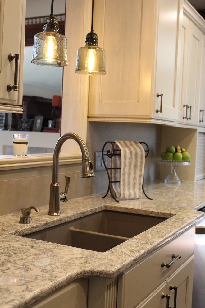 Kitchen - transitional kitchen idea