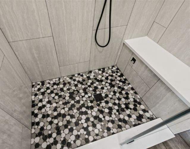 Idéer för att renovera ett vintage turkos turkost badrum med dusch, med luckor med infälld panel, grå skåp, grå kakel, vinylgolv, bänkskiva i kvartsit och grått golv
