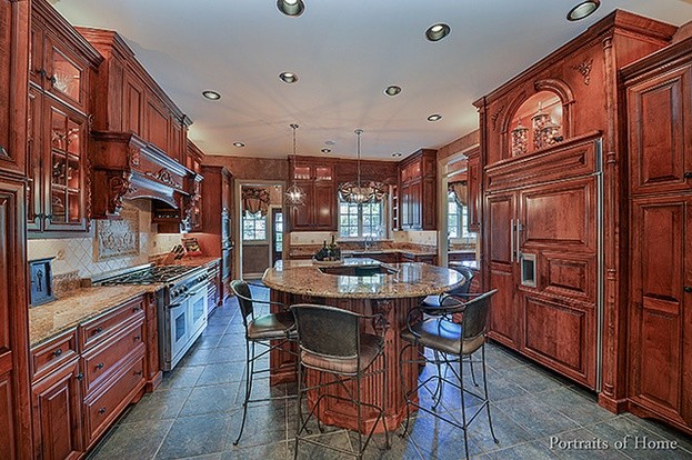 Example of a transitional kitchen design in Chicago