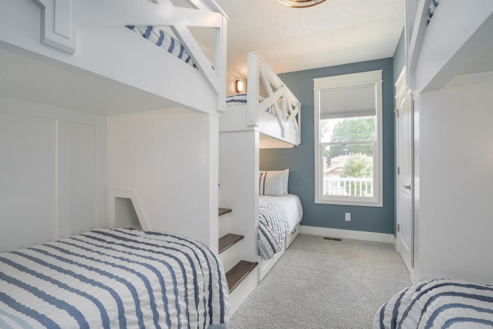 Стильный дизайн: гостевая спальня среднего размера, (комната для гостей) в классическом стиле с ковровым покрытием и панелями на стенах - последний тренд