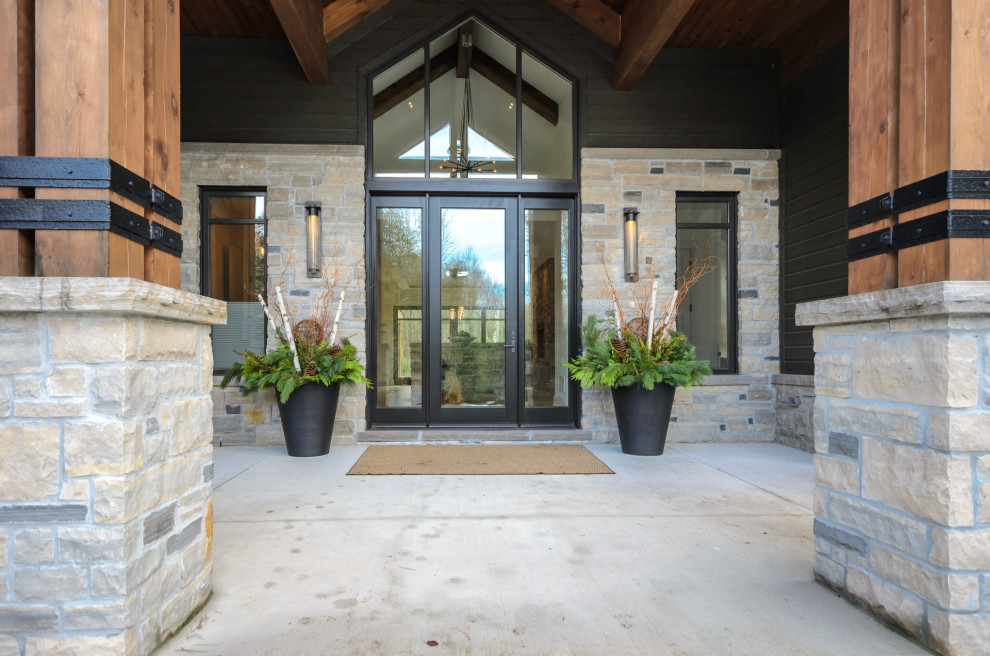 Example of an arts and crafts home design design in Toronto