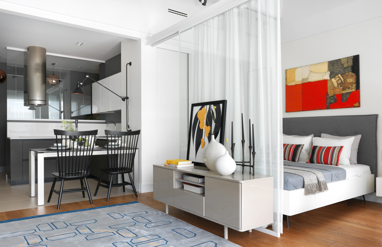 Студия для молодой девушки