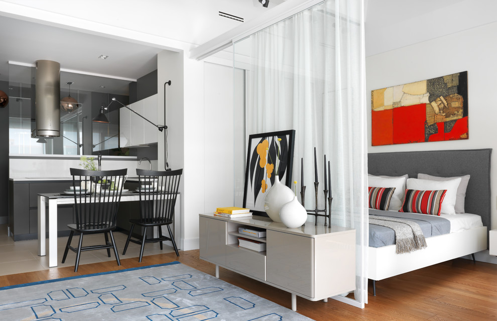 Студия для молодой девушки