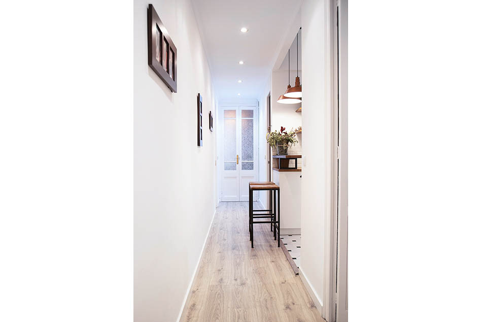 На фото: коридор среднего размера в стиле рустика с белыми стенами, полом из ламината и бежевым полом
