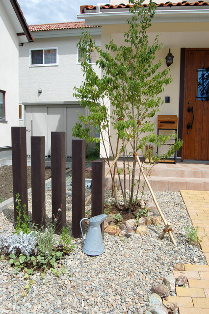草花が顔をだし、季節をやさしく彩る。ナチュラルロックガーデン。 skandinavisch-garten