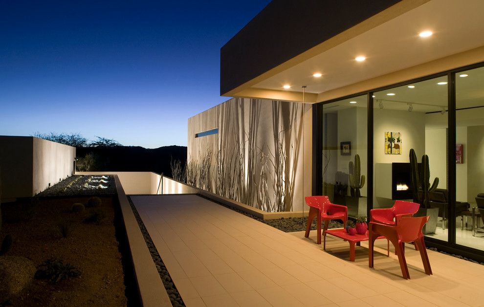 Photo of a modern patio in Phoenix with no cover.