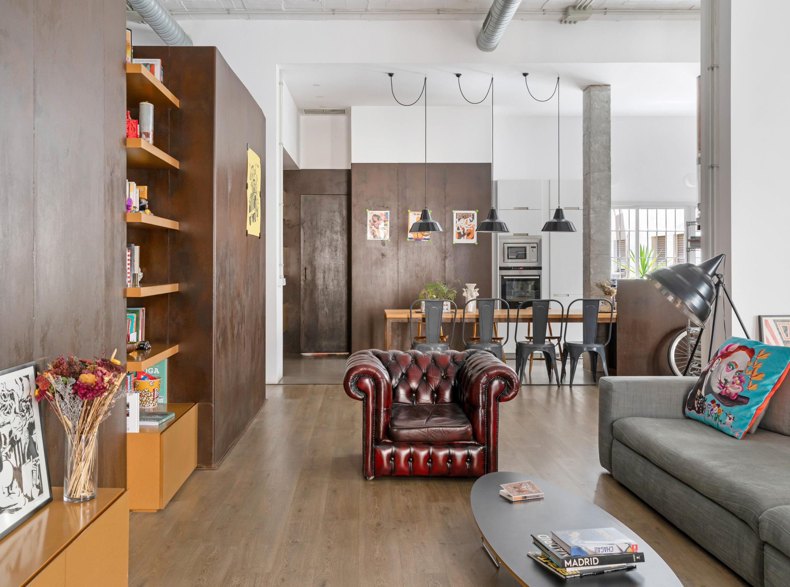 Vista desde el área de salón hacia el comedor.