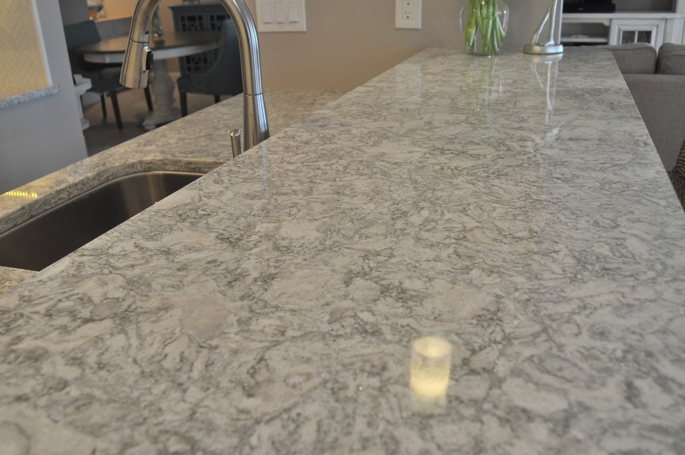 Inspiration for a mid-sized transitional u-shaped eat-in kitchen remodel with an undermount sink, shaker cabinets, white cabinets, quartz countertops, white backsplash, marble backsplash, stainless steel appliances and no island