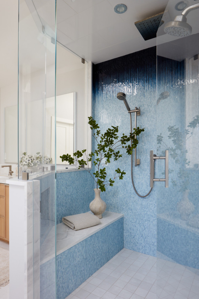 На фото: большая главная ванная комната в стиле неоклассика (современная классика) с душевой комнатой, синей плиткой, душем с распашными дверями и встроенной тумбой