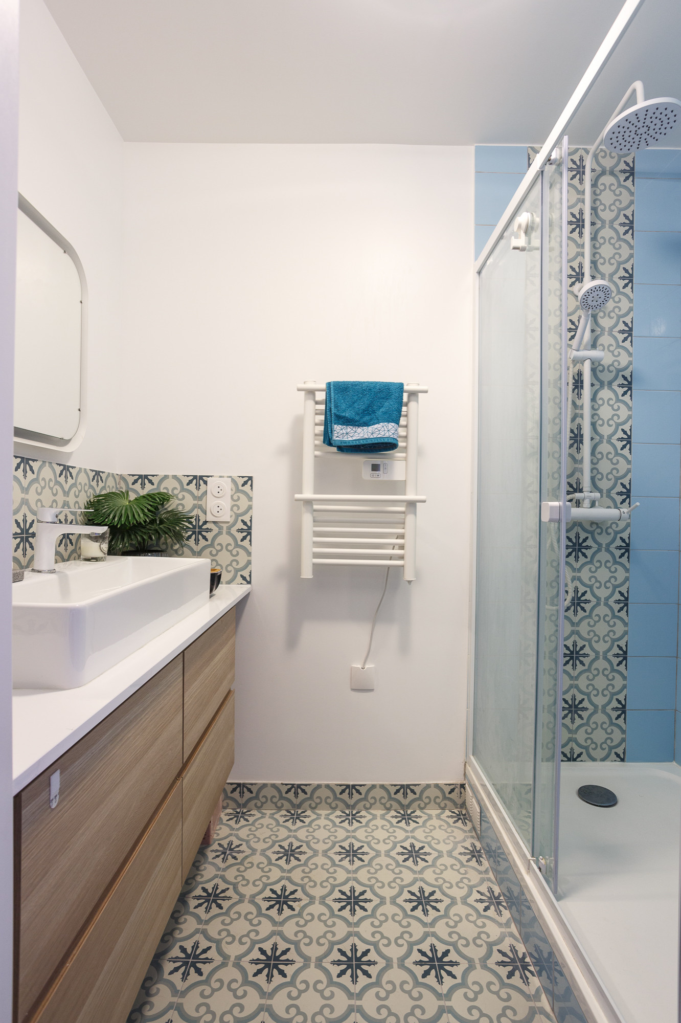 une salle de bain bleu et blanche