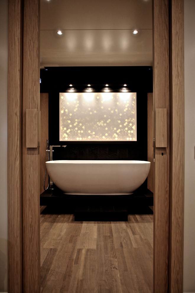 Cette photo montre une salle de bain tendance.