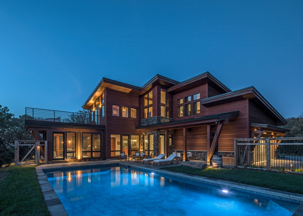 Imagen de casa de la piscina y piscina alargada rural de tamaño medio rectangular en patio trasero