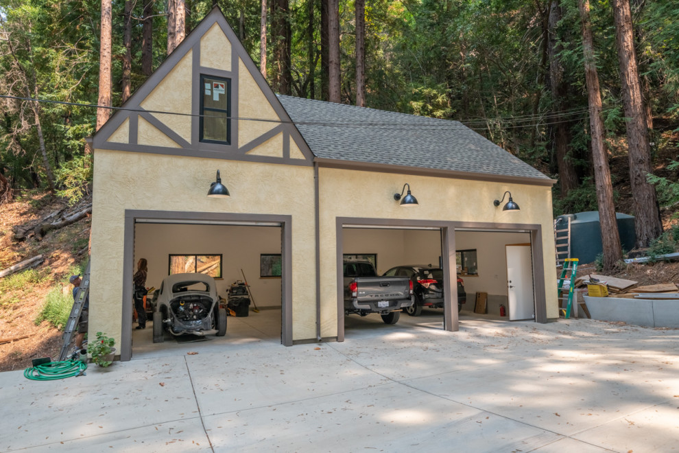 Modelo de garaje independiente y estudio de estilo de casa de campo de tamaño medio para tres coches