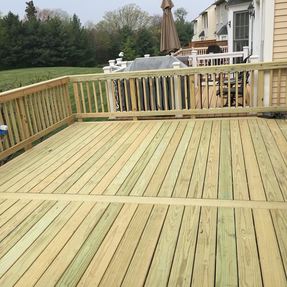 Transitional deck photo in Orange County