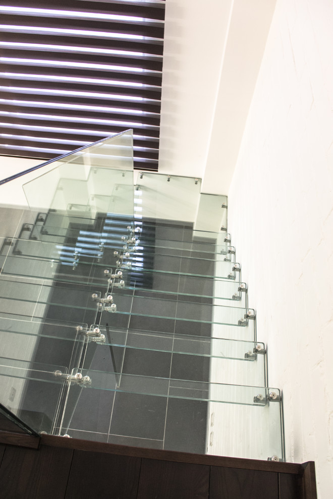Офис со стеклянной лестницей