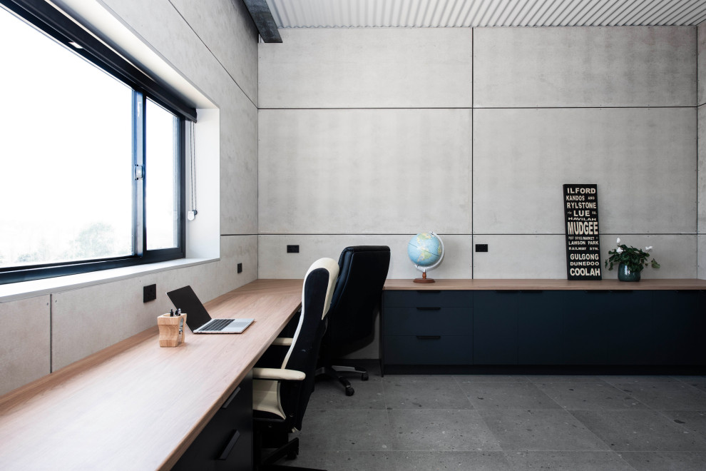 На фото: кабинет в современном стиле с встроенным рабочим столом с