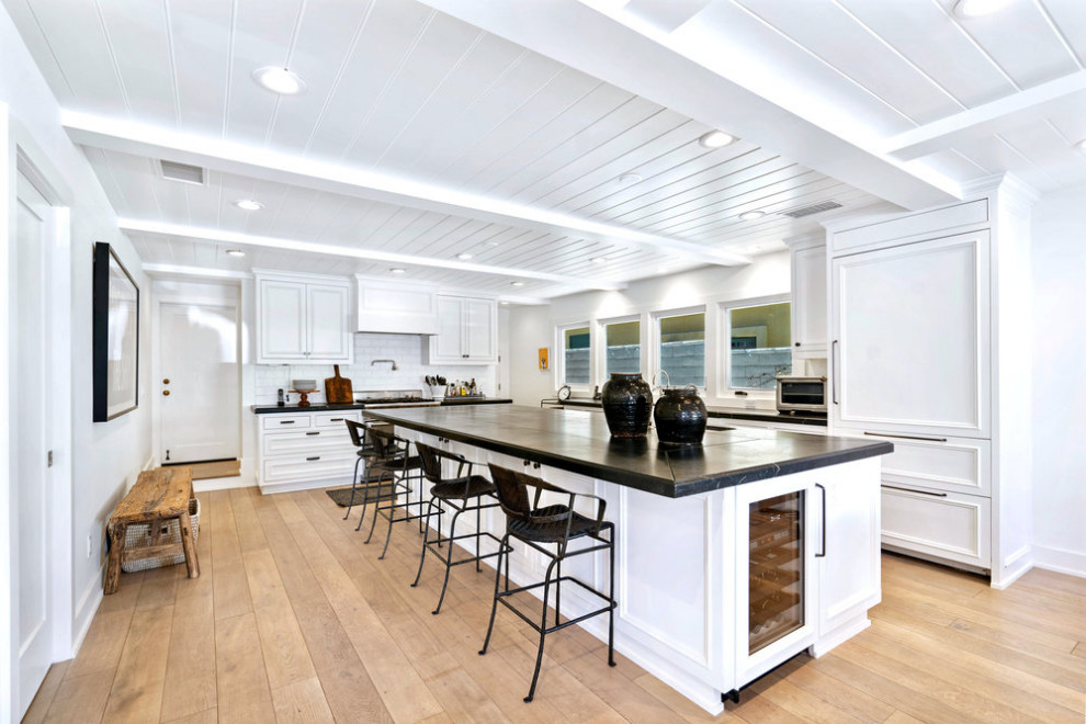 Свежая идея для дизайна: большая кухня в морском стиле - отличное фото интерьера