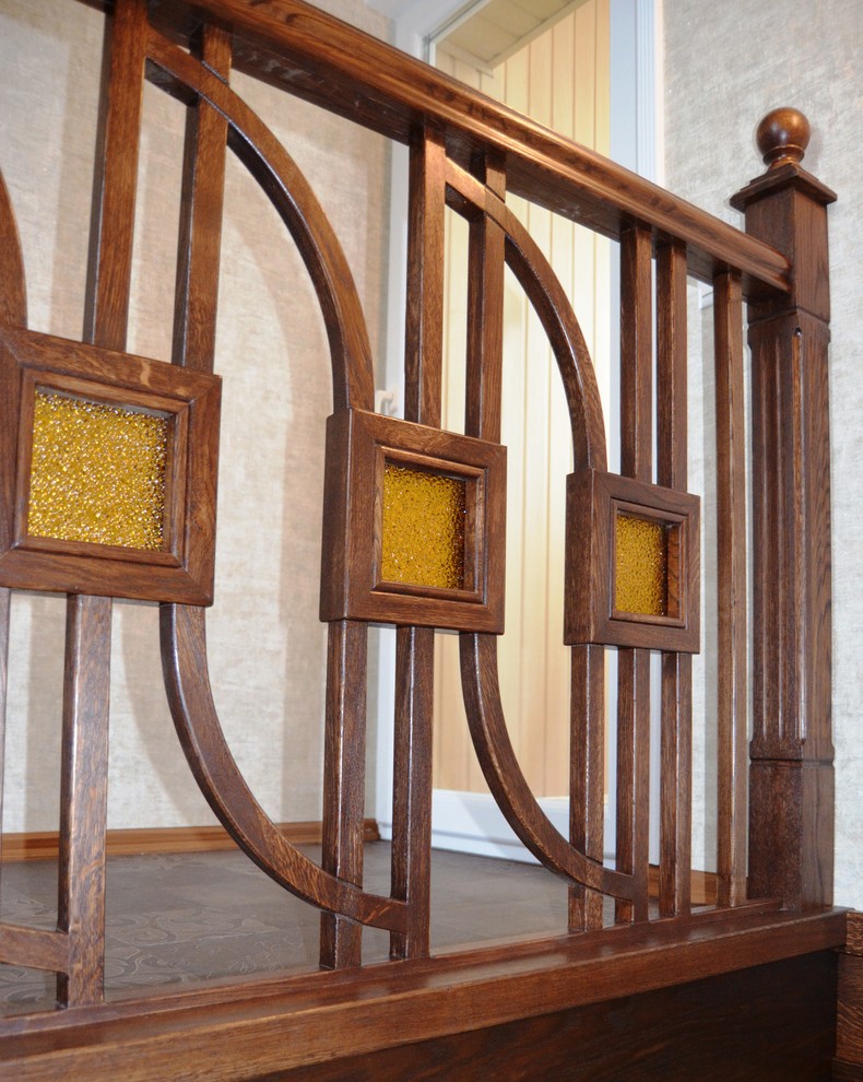 Лестница из дуба с оригинальным ограждением