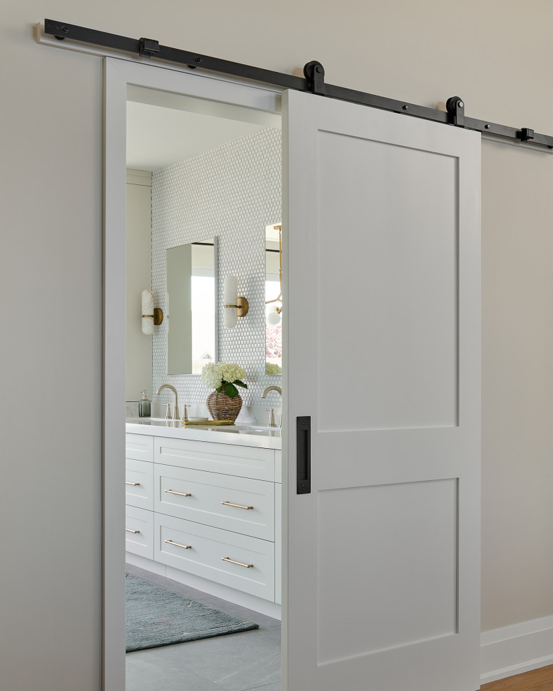 Example of a transitional home design design in Toronto