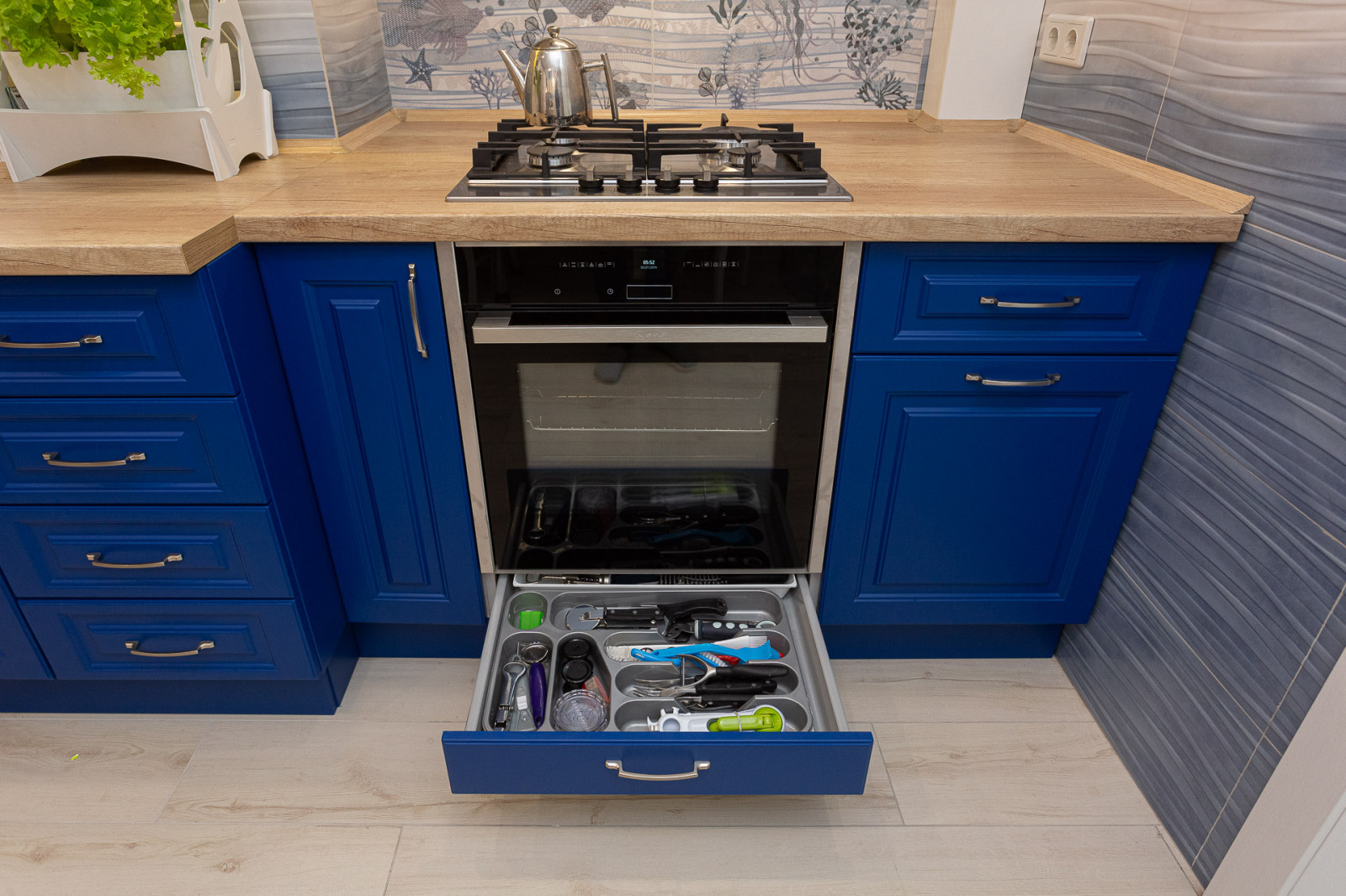 Белая кухня в стиле неоклассика