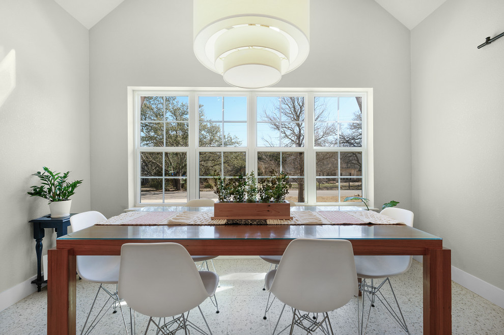 Idee per una grande sala da pranzo aperta verso la cucina country con pareti bianche, pavimento in gres porcellanato e pavimento bianco