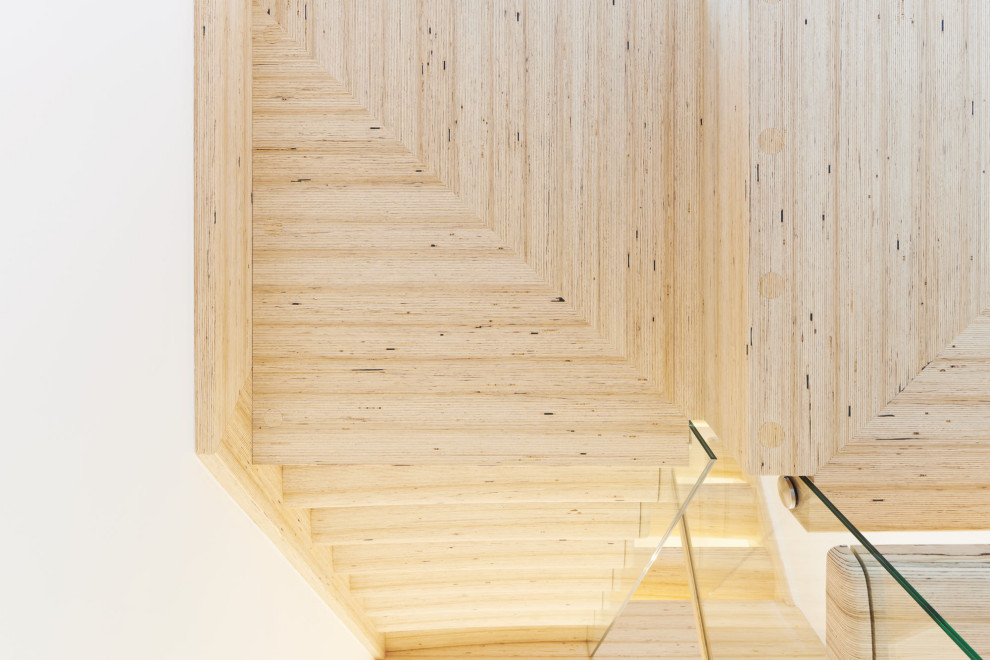 Консольная лестница из БауБухе со стеклянным ограждением