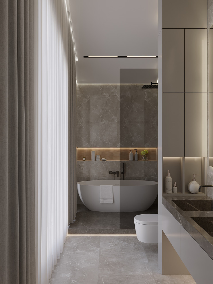 Отдельно стоящая ванная с большими окнами