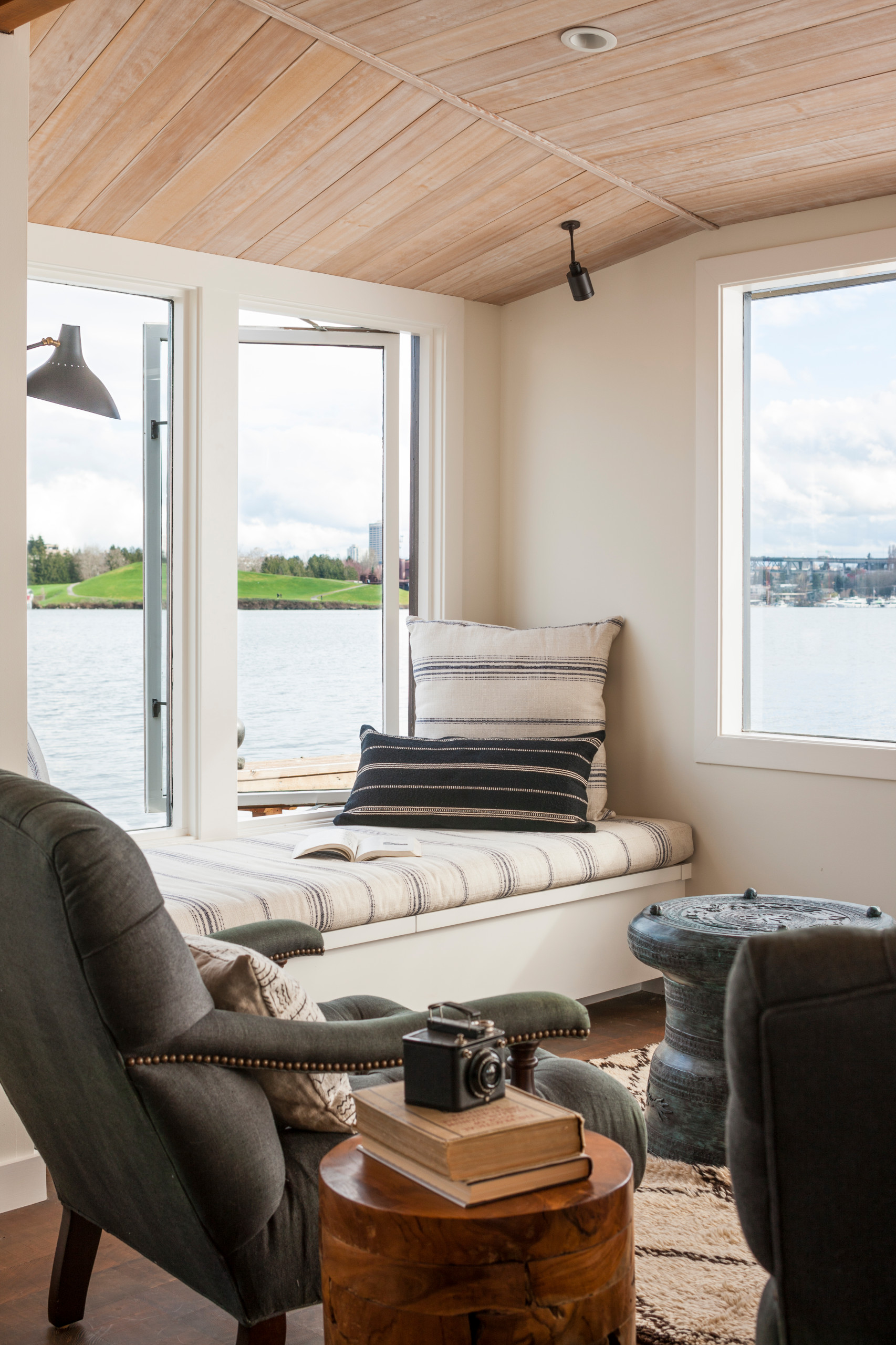 Modern Rustic Window Seat Cozy Window Seat Design For Your Home modern-rustic-window-seat-cozy-window-seat-design-for-your-home