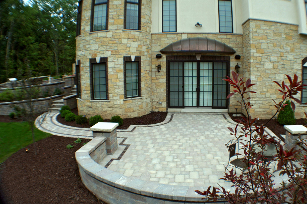Home design - transitional home design idea in Milwaukee