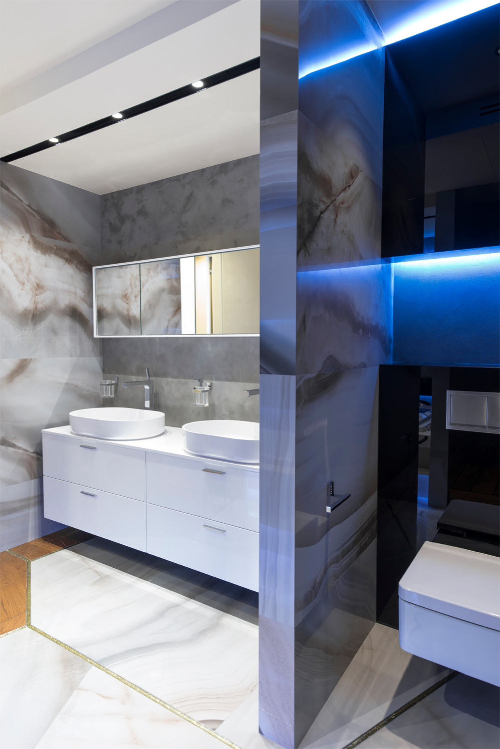 Ванная из оникса, снятая тремя разными сценариями освещения. ЖК "Алые Паруса".
