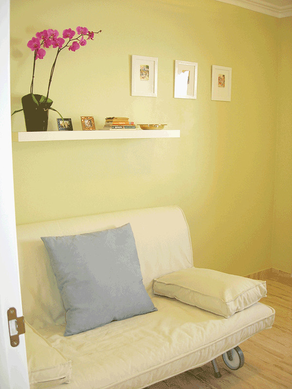 Ejemplo de habitación de invitados actual con paredes verdes, suelo de baldosas de porcelana y suelo multicolor