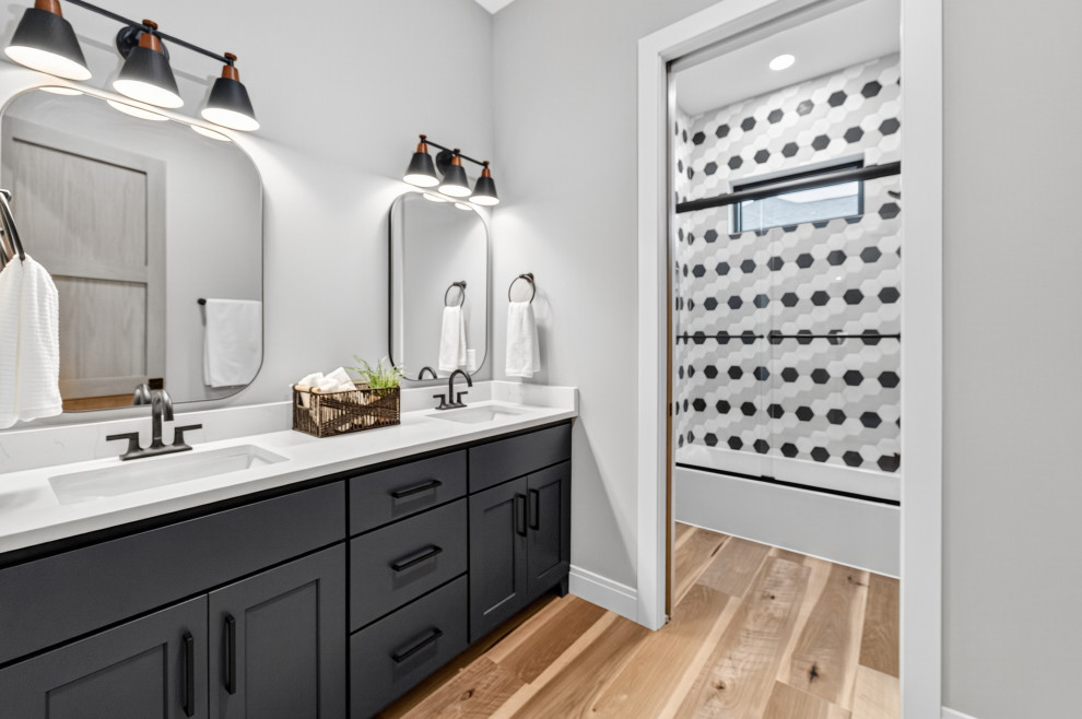 Bathroom - transitional bathroom idea