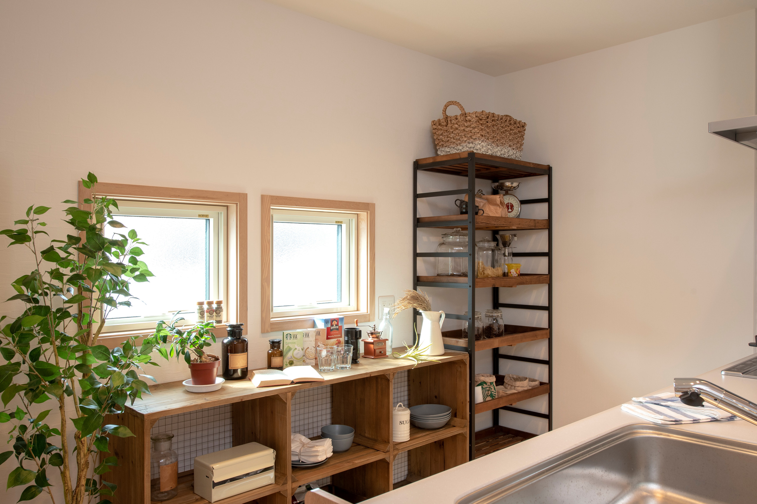 屋根裏部屋と暖炉がある、別荘のような家