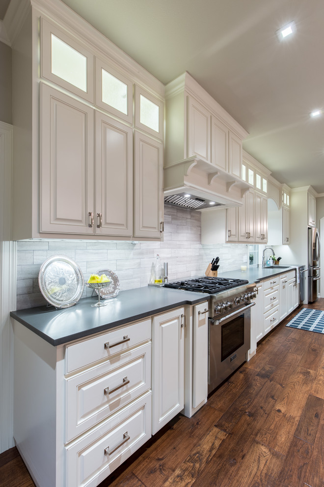 Kitchen - transitional kitchen idea in Austin