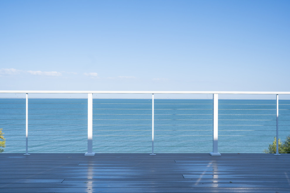 Immagine di una terrazza stile marino dietro casa con parapetto in metallo