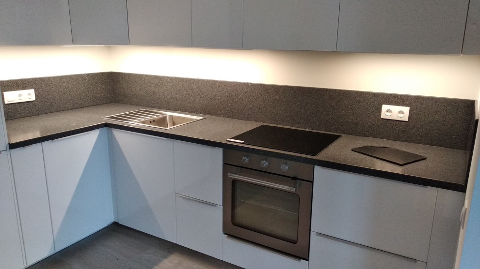 Столешница из искусственного камня черного цвета