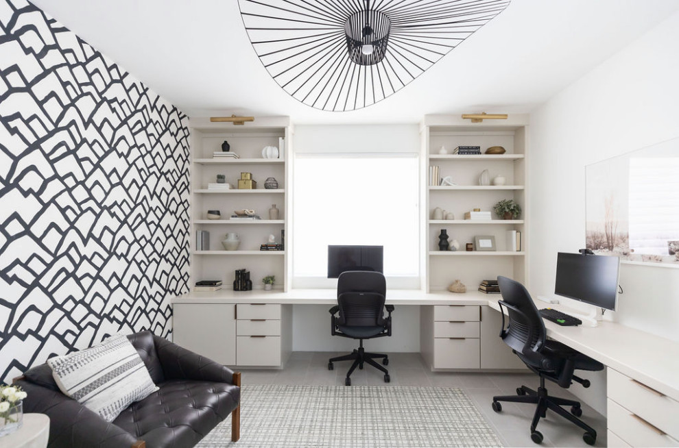 Immagine di uno studio minimalista di medie dimensioni con pareti bianche, pavimento in gres porcellanato, scrivania incassata, pavimento grigio e carta da parati